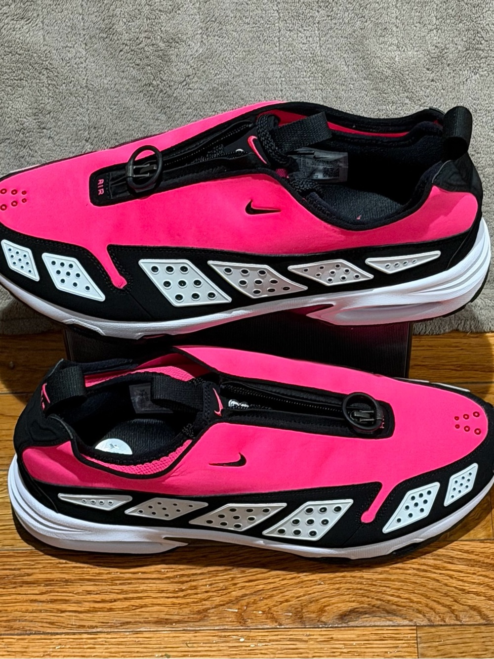 Nike Air Max SNDR Women’s Size 12.5/Men’s 11 Hyper Pink/Black-White FZ2068-600